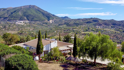 For Sale: Villa in Puente don Manuel Beds: 3 Baths: 2 Price: 399,000